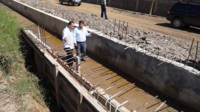 El alcalde Armando Calidonio supervisó los trabajos que se ejecutan en el sector de Chamelecón, donde miles de familias serán beneficiadas.