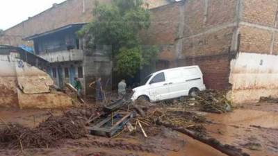 Uno de los vehículos arrastrados por la corriente de agua en Tegucigalpa.