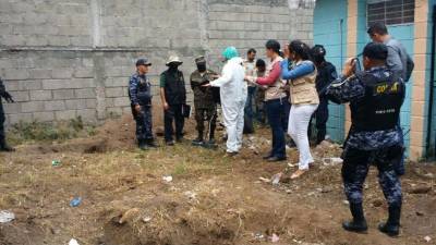 Personal de Medicina Forense del Ministerio Público realiza la excavación.