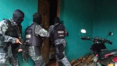 Momento en el que ingresaban agentes especializados a una vivienda en la zona central de Honduras.