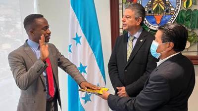 Luther Castillo Harry durante su juramentación.