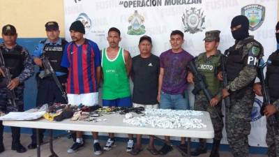 Armas blancas y droga hallaron a los reos.