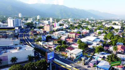 Todos los años surgen nuevas pequeñas y medianas empresas legalizadas en San Pedro Sula, la mayoría son de comercio y servicios. Foto: Melvin Cubas.