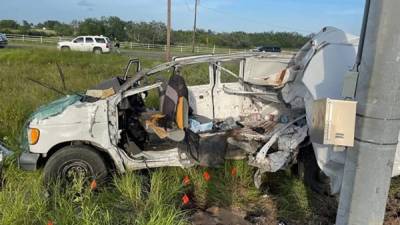 Una furgoneta que transportaba a unas 30 personas chocó con un poste por la autopista 281 en Encino. Foto tomada de @OPR_Noticias