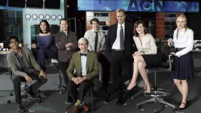 The Newsroom narra el trabajo previo de un equipo de periodistas en una cadena de televisión.