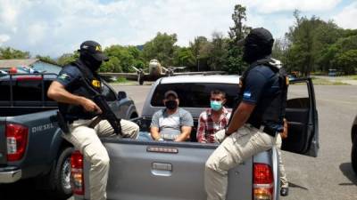 El dinero lo detectaron en cuatro sacos de mezcal, color blanco con verde, que contenían en su interior paquetes envueltos en plástico con dólares y moneda nacional en la denominación de 500 lempiras.