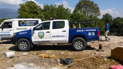 Un vehículo de la Policía Nacional de Honduras en la escena del crimen. Además llegaron las autoridades de Medicina Forense para reconocer la identidad de la víctima.