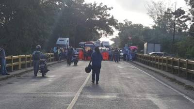 Manifestantes cerraron el puente de La Esperanza en Tela, Atlántida, Caribe de Honduras.