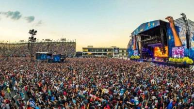 Miles de jÃ³venes asisten al festival Vive Latino en la Ciudad de MÃ©xico, el sÃ¡bado 14 de marzo de 2020. La 21era ediciÃ³n del festival prosiguirÃ¡ conforme a lo previsto, segÃºn los organizadores. (AP Foto/Christian Palma)