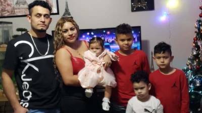 El hondureño junto a su esposa y sus cuatro hijos.