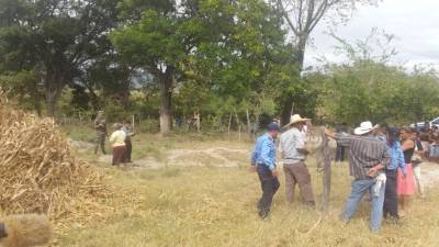 Autoridades y familiares en el lugar donde estaba el pozo en proceso de excavación.