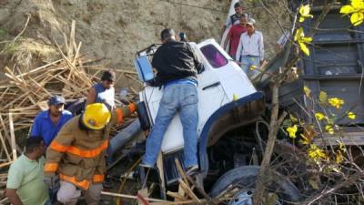 El camión iba cargado de madera y volcó en la carretera que de Tegucigalpa conduce a Olancho.