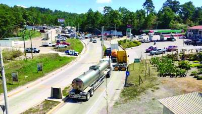 Los importadores de carros se tomaron desde muy temprano varios puntos del país protestando por la publicación del decreto que da amnistía; en la CA-4, equipo pesado impidió el paso vehicular, y en la aduana La Mesa también hubo protestas. Foto: Melvin Cubas.