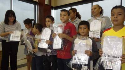 Los uniformes serán entregados personalmente a los menores en los bordos. Foto: Wendell Escoto