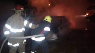 Hubo enfrentamientos entre policías y encapuchados en varios puntos de la ciudad como Cabañas en donde incendiaron una unidad de taxi.