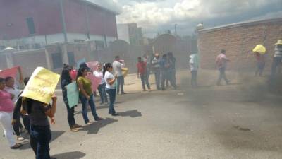 Trabajadores de Alimentos Continental protestaron ayer frente a las oficinas de la compañía en Altos de Toncontín en la capital. Quemaron llantas.