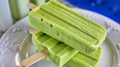 Paletas de frutas y de aguacate.