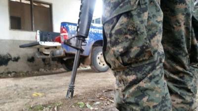 En el enfrentamiento resultó herido un militar.