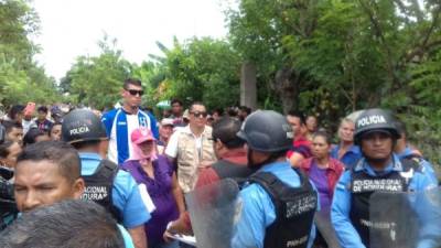 Momentos de tensión entre pobladores y autoridades policiales en La Ceiba, Atlántida.