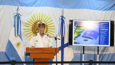 ARG101. BUENOS AIRES (ARGENTINA), 02/12/2017. El portavoz de la Armada Argentina, Enrique Balbi, habla durante una rueda de prensa hoy, sábado 2 de diciembre de 2017, en Buenos Aires (Argentina). La Armada Argentina anunció que el 'contacto' que se había detectado por sensores a 477 metros de profundidad en el Atlántico Sur no corresponde al submarino ARA San Juan, desaparecido hace 17 días con 44 tripulantes a bordo, tras una inspección realizada hoy por un robot ruso. EFE/Mireia Segarra
