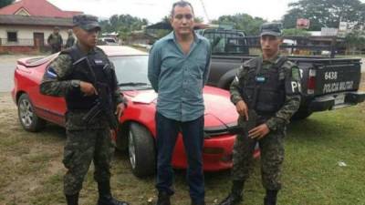 El ciudadano salvadoreño Ramón Villatoro Álvarez bajo custodia de las autoridades de la policía militar.