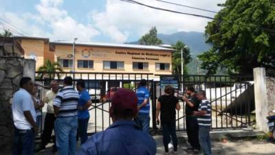 Parientes de los ahora occisos llegaron hace unos minutos a la morgue.