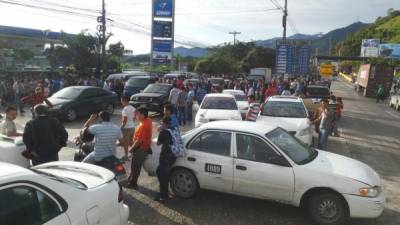La protesta de las conductores de buses provocó caos en el bulevar del sur de San Pedro Sula.