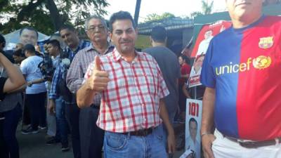 Marlon Lara se mezcló con los votantes durante la jornada electoral de hoy.