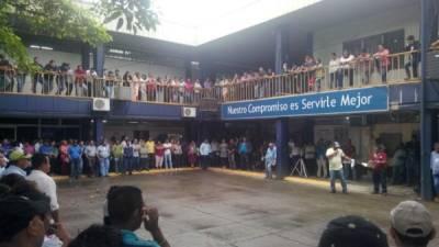 Los empleados afectados de la Enee en San Pedro Sula participaron de una asamblea hoy junto al sindicato.