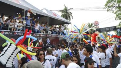 Un gran ambiente se vivió en el desfile de carrozas.