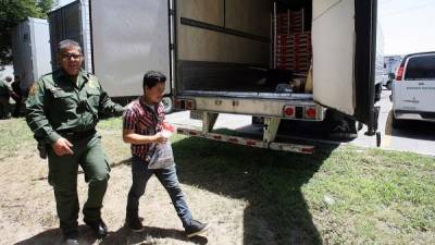 Las autoridades migratorias detuvieron a los indocumentados que ingresaron ilegalmente en un camión a EUA.