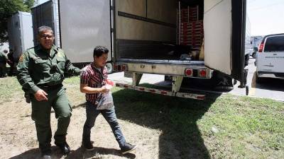 Las autoridades migratorias detuvieron a los indocumentados que ingresaron ilegalmente en un camión a EUA.