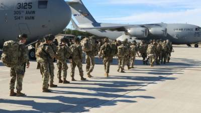 Cientos de soldados estadounidenses comenzaron a llegar este domingo a una base militar en Kuwait, desde donde servirán de refuerzo a las fuerzas estadounidenses desplegadas en Oriente Medio, en un momento de crecientes tensiones con Irán, informó el teniente coronel Mike Burns.