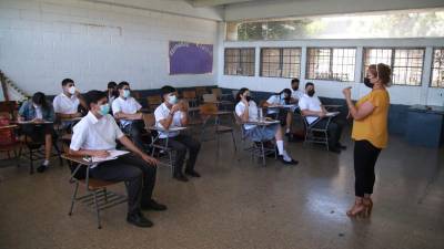 Un grupo de estudiantes recibe clases presenciales.