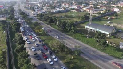 El bulevar del este es uno de los que tiene mayor carga vehicular por los automotores que entran de otros municipios. Foto: Amílcar Izaguirre.
