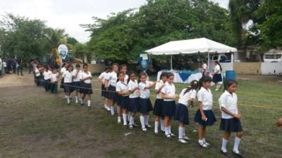 Alumnos participan en varias recreaciones.