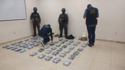 Decomiso. Equipos especiales de la Policía Nacional inspeccionaron la droga y el barco.