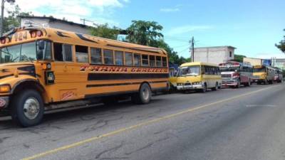 Momento en el que salían buses desde Guatemala con dirección a Honduras.