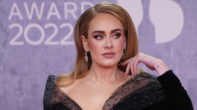 La cantante Adele posa en la alfombra roja de los BRIT Awards 2022, que se celebraron anoche en Londres, Inglaterra.
