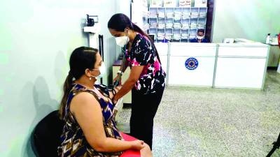 La moderna clínica opera con todo lo necesario.