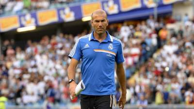 El francés Zinedine Zidane fue sancionado por tres meses por entrenar al Real Madrid Castilla sin título exigido.