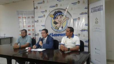 Mario Castejón (centro), director de Protección al Consumidor, en la conferencia de prensa de ayer.