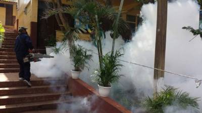 Personal de la Región Metropolitana de Salud y padres de familia limpiando las escuelas para evitar enfermedades.