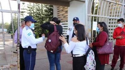 Universitarios ingresando a la Unah en Tegucigalpa.