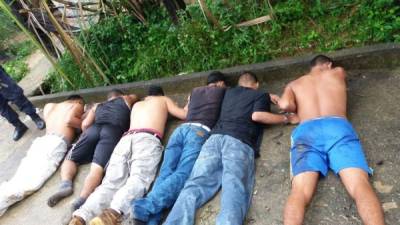 Presuntos pandilleros detenidos en La Ceiba, Atlántida.