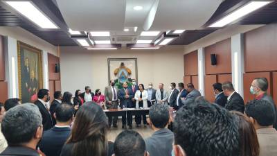 Diputados del Partido Libre apoyaron al diputado Rafael Sarmiento, quien ahora será el jefe de bancada de ese ente político. Foto: Partido Libre.