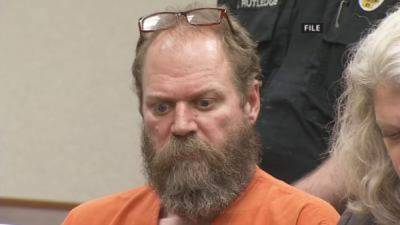 Un tribunal federal condenó este jueves a cadena perpetua a un estadounidense blanco que, motivado por el racismo, mató a tiros a dos clientes negros en 2018 en una tienda de Kentucky y le disparó a un tercero. Fotos: Currier Journal.