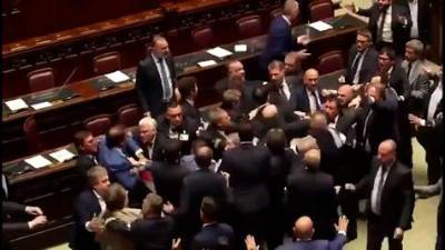 Los diputados de ultraderecha arremetieron contra un legislador del M5S por sus provocaciones.