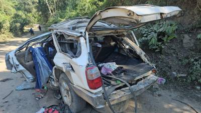 Así quedó el vehículo en el que se transportaban las víctimas del accidente ocurrido la noche del sábado en Naco, Cortés.