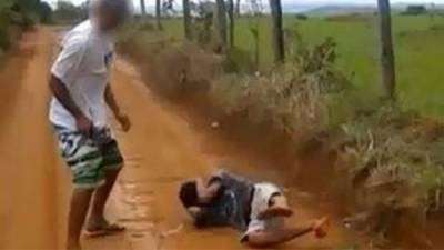 Una captura del video con las fuertes imágenes publicado en Youtube, muestras a los dos jóvenes momentos previos al lamentable crimen.